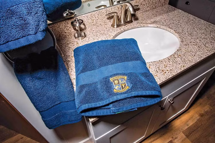 Nhu cầu cai nghiện vượt quá khả năng cung ứng của các trung tâm thời bấy giờ. Mùa xuân năm 2009, Học viện Newport được thành lập ở hạt Orange, ban đầu với với 6 nữ giới ở độ tuổi vị thành niên. Vài tháng sau, Monroe mở địa điểm thứ 2 cách đó không xa, nơi dành cho những trẻ vị thành niên nam. Trong ảnh, trang thiết bị hiện đại tại Newport. Ảnh: Bloomberg.