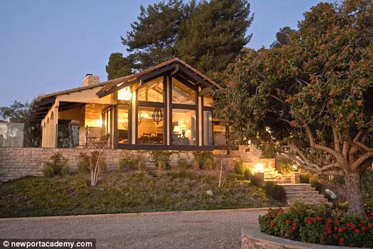 Chuyên gia tâm lý Suniya Luthar, thuộc Đại học bang Arizona, nhận định những thanh niên giàu có thường phải chịu nhiều áp lực và thiếu sự quan tâm, chăm sóc của cha mẹ. Do vậy, họ dễ bị sa vào những tệ nạn xã hội và tìm cách "phá bỏ mọi giới hạn". Học viên Newport luôn đẩy mạnh các liệu pháp gia đình để các thành viên thắt chặt quan hệ, giao tiếp và thể hiện tình cảm nhiều hơn. Ảnh: Newport Academy.