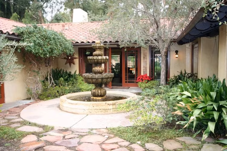 Những năm tháng mới thành lập, học viện của Monroe gặp vô vàn khó khăn vì chưa được nhiều người biết đến. Sau này, tiếng tăm của Newport lan rộng ra nhiều nơi trên nước Mỹ bởi có sự tham gia của nhiều ngôi sao nổi tiếng Hollywood. Ảnh: Bloomberg.