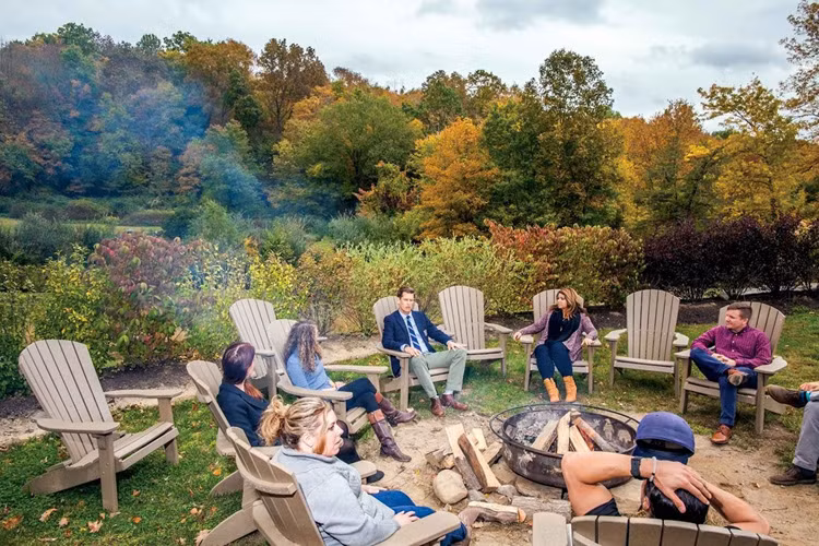 Trong thời điểm đen tối nhất của cuộc đời, không thể cứu vãn, Monroe lại có lợi thế là tiền bạc của bố mẹ. Mặc dù họ đã ly dị nhưng vẫn chu cấp kinh tế và đưa con trai tới những trung tâm cai nghiện tốt nhất thế giới. Năm 2006, gia đình Monroe tìm được một chương trình điều trị trong vòng 30 ngày, trị giá 2.200 USD/ngày ở Malibu, với đội ngũ các chuyên gia chuyên nghiệp. “Tôi có một bác sĩ điều trị chuyên khoa. Họ có liệu trình tinh thần riêng dành cho tôi và gia đình”, Monroe chia sẻ. Ảnh: Bloomberg.