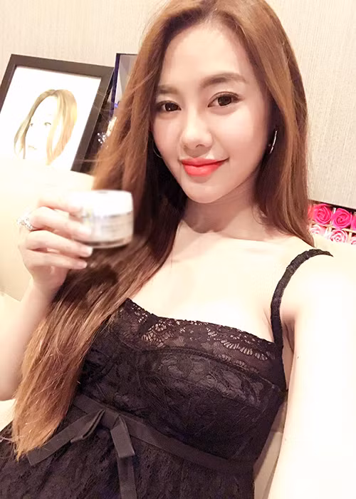 Linh Chi là “gà cưng” của ông bầu Vũ Khắc Tiệp. Sau khi hết hợp đồng, nữ người mẫu rời công ty của Khắc Tiệp. (Ảnh: FBNV)