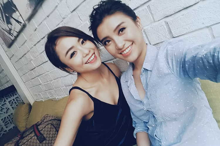 Dù giản dị nhưng cựu thí sinh The Voice luôn thu hút ánh nhìn bởi vẻ tươi tắn. (Ảnh: FBNV)