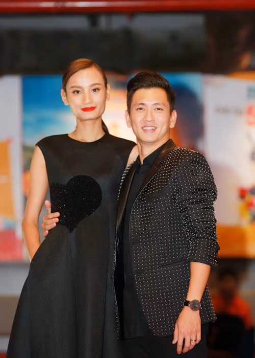 Tại sự kiện, Lê Thúy - Đỗ An cùng diện trang phục tông màu đen và không rời nhau nửa bước.