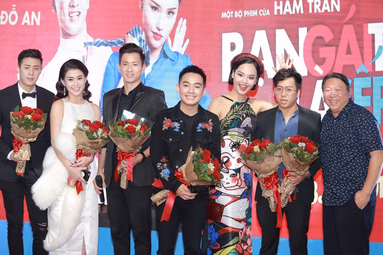 "Bạn gái tôi là sếp" là bộ phim hài tình cảm của đạo diễn Hàm Trần. Phim công chiếu vào ngày 3/2/2017.