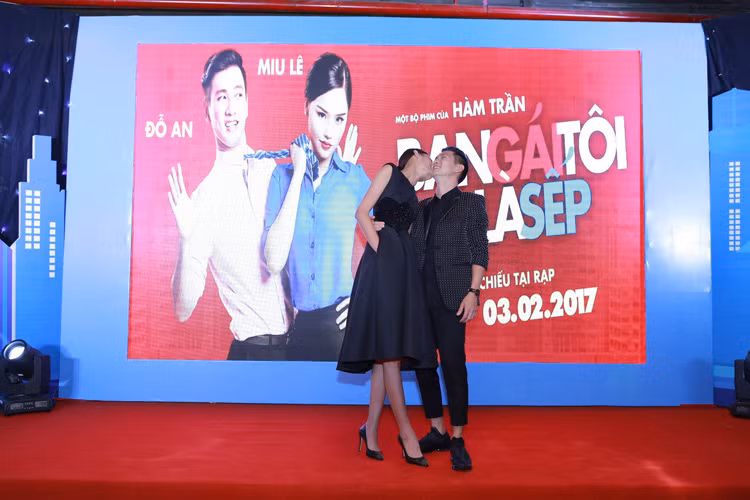 Trước ống kính máy ảnh, Lê Thúy không ngần ngại hôn má ông xã điển trai.