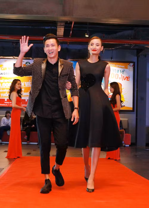 Tối qua (ngày 3/2), vợ chồng Lê Thúy - Đỗ An sánh đôi trên thảm đỏ buổi ra mắt phim "Bạn gái tôi là sếp" tại Hà Nội.