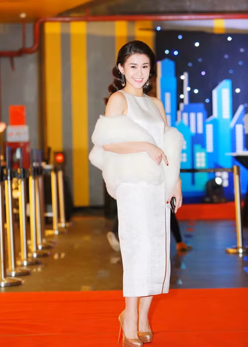 Ngọc Thảo - một trong những nữ phụ của phim "Bạn gái tôi là sếp" lại ăn diện sang trọng, quý phái tại buổi ra mắt phim.