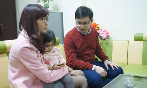 Dinh chi cong tac co giao dung dua an com danh tre