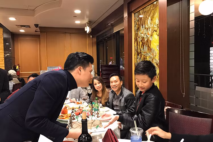 Mới đây, trên trang cá nhân, ca sĩ Thanh Thảo chia sẻ hình ảnh bé Bảo Nam - con trai Quang Dũng - Jennifer Phạm đón sinh nhật. Trong ảnh, cậu nhóc vui vẻ nhận chiếc bánh kem mừng 9 tuổi từ bố. (Ảnh: Facebook Thanh Thảo)