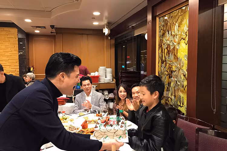 Cách đây mấy ngày, trên trang cá nhân, Quang Dũng đã gửi đến cho trai một bức thư đầy yêu thương. Anh mở đầu: “Thư gửi Nam! Bay một chặng bay dài để cùng Nam và cả nhà đón tuổi mới của Nam”. (Ảnh: Facebook Thanh Thảo)