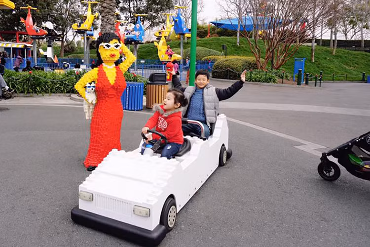 Để có thể gần con trai mỗi khi sang xứ cờ hoa lưu diễn, Quang Dũng cũng đã mua nhà gần ông bà ngoại bé Bảo Nam. (Ảnh: Facebook Jennifer Phạm)