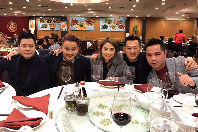 “Còn 1, 2 năm nữa thôi Nam của ba Dũng trở thành thiếu niên, rồi thanh niên đến lúc đó ba Dũng không còn được hôn hít Nam bất cứ lúc nào rồi thành ra ba Dũng lo lắng lắm. Thật lòng Ba Dũng chẳng muốn Nam lớn”, anh viết. (Ảnh: Facebook Thanh Thảo)