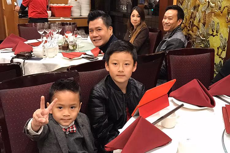 Quang Dũng còn tâm sự: “Nhưng cuộc đời là phải lớn và trưởng thành Nam. Với ba Dũng thì đặc biệt Nam ha. Nam có lớn, có trưởng thành thì ba Dũng vẫn muốn hôn hít Nam như bây giờ Nam ha. Cho ba được cái quyền này nhé”. (Ảnh: Facebook Thanh Thảo)