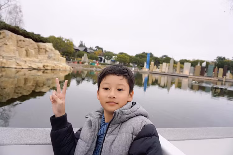 Jennifer Phạm cũng không quên gửi lời chúc mừng sinh nhật đến con trai. “Một ngày trở về với tuổi thơ cùng 2 siêu quậy nhà em. Chúc con trai sinh nhật vui vẻ. Cả nhà yêu con rất nhiều”, cô chia sẻ. (Ảnh: Facebook Jennifer Phạm)