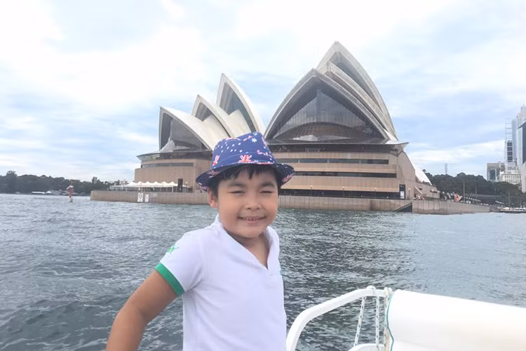 Cậu con trai của cô với người chồng đầu tiên tên Gia Khánh. Hiện tại, bé đang sống cùng mẹ. (Ảnh: FBVN)