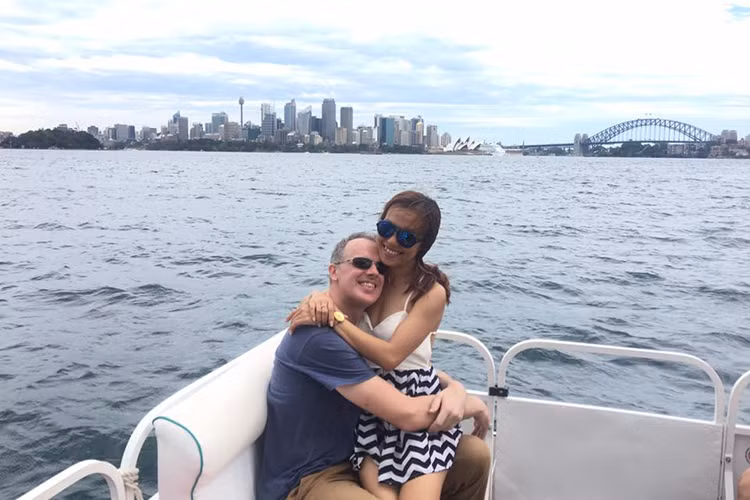 Sau màn cầu hôn, nữ diễn viên “Mùi ngò gai” vẫn còn đang rất hạnh phúc. “Đeo chiếc nhẫn cầu hôn của anh cả 1 đêm rồi và giờ vẫn còn lâng lâng cảm xúc”, Lý Thanh Thảo viết. (Ảnh: FBVN)