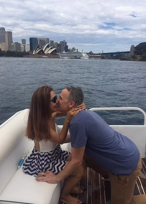 Trước màn cầu hôn lãng mạn của ông xã, Lý Thanh Thảo đã gật đầu đồng ý. Sau đó, cả hai còn trao cho nhau nụ hôn đầy ngọt ngào. (Ảnh: FBVN)