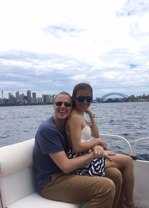 Được biết, chồng Lý Thanh Thảo tên là Christiaan Romme, mang quốc tịch Hà Lan và hơn nữ diễn viên 4 tuổi. Anh hiện là tổng giám đốc công ty chuyên cắt laser kim loại. (Ảnh: FBVN)