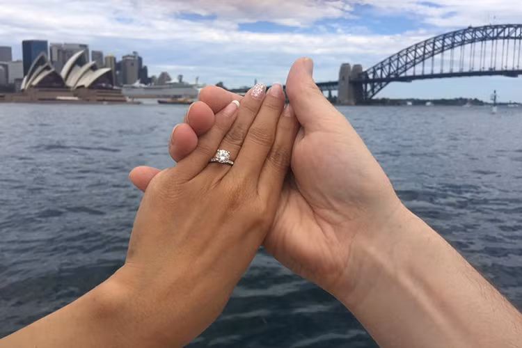Theo lời Lý Thanh Thảo, ông xã của cô đã âm thầm chuẩn bị màn cầu hôn. Anh đã mua nhẫn trong chuyến công tác Singapore và thuê tàu để ngắm toàn cảnh Sydney, Australia. (Ảnh: FBVN)