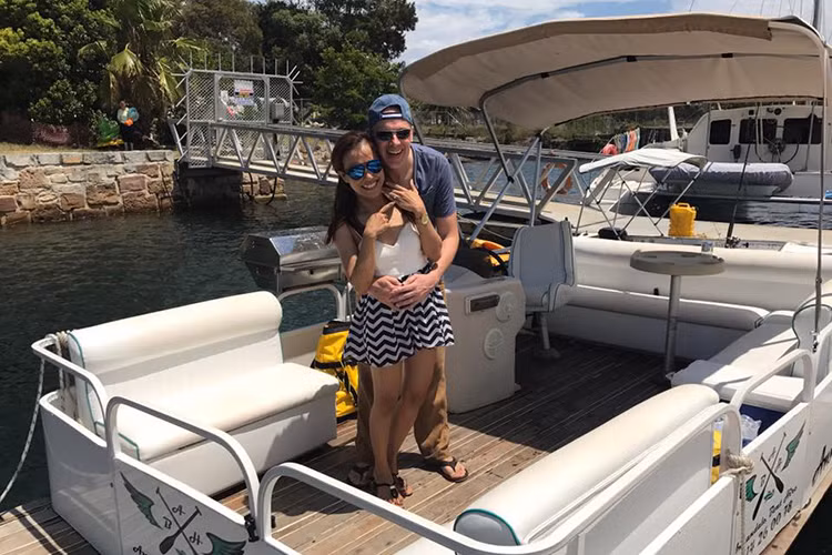 Lý Thanh Thảo tâm sự, khi sang Australia, ông xã đã phải mang theo nhẫn cầu hôn trong suốt 2 tuần để đợi đến ngày cầu hôn. (Ảnh: FBVN)