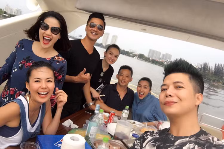Tăng Thanh Hà trông vô cùng rạng rỡ bên ông xã và những người bạn thân thiết trong chuyến đi chơi vào dịp đầu năm mới. (Ảnh: Facebook Thân Thúy Hà)