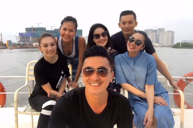 Kể từ tháng 10/2016 đến nay, Hà Tăng vướng nghi vấn mang bầu lần 2. Trong loạt ảnh du xuân mới nhất, cô diện trang phục rộng che đi vòng 2 lùm lùm. (Ảnh: Facebook Thân Thúy Hà)