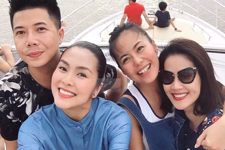 Trước đó, vào đầu tháng 1 vừa qua, Tăng Thanh Hà đã lộ vòng 2 lùm lùm trong tiệc sinh nhật của ông xã doanh nhân. (Ảnh: Facebook Thân Thúy Hà)