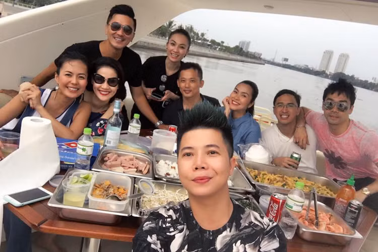 Mới đây, diễn viên Thân Thúy Hà đăng tải loạt ảnh du xuân của mình cùng bạn bè trong đó có vợ chồng Tăng Thanh Hà - Louis Nguyễn. (Ảnh: Facebook Thân Thúy Hà)