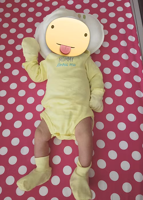 Hình ảnh bé Xíu với gương mặt được che bằng biểu tượng ngộ nghĩnh được Vân Trang chia sẻ trên trang cá nhân. (Ảnh: Facebook Vân Trang)