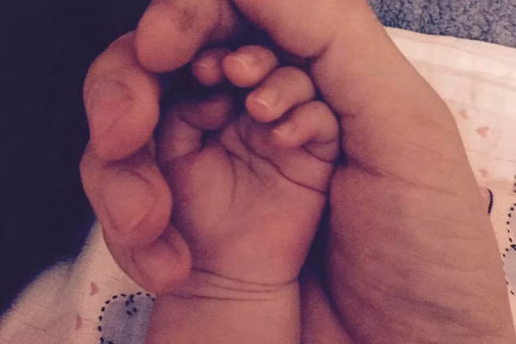 Vốn là nữ diễn viên kín tiếng trong đời tư nên Vân Trang đã giấu hình ảnh con gái mãi cho đến ngày Valentine gần đây. (Ảnh: Facebook Vân Trang)