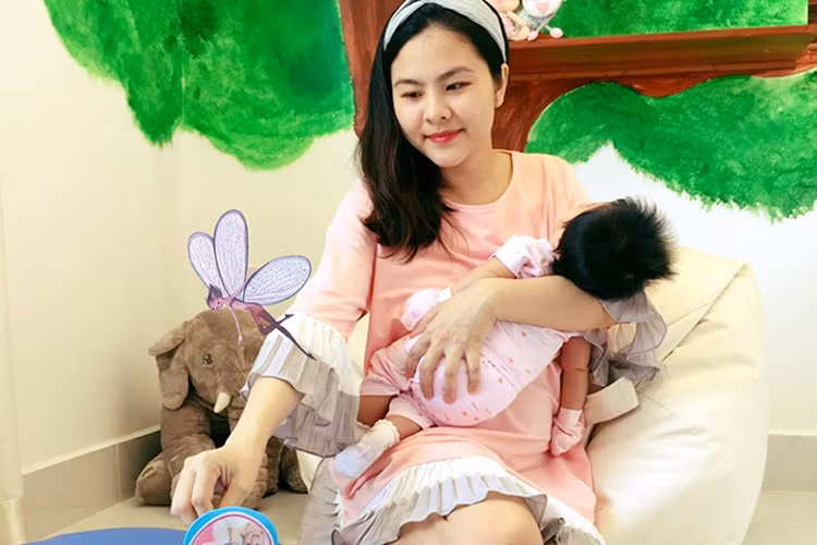 Kể từ khi lấy chồng và sinh con, Vân Trang ở ẩn để toàn tâm toàn ý lo cho gia đình và cô con gái mới vài tháng tuổi. (Ảnh: Facebook Vân Trang)