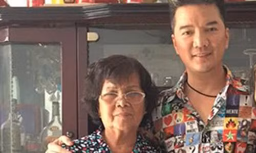 Dam Vinh Hung lan dau xuat hien ben me sau scandal tra no-Hinh-2