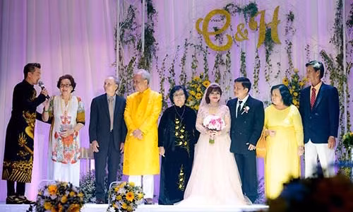 Dam Vinh Hung lan dau xuat hien ben me sau scandal tra no