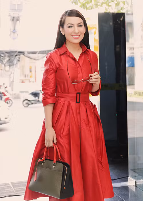 Xuất hiện tại sự kiện, Phi Nhung diện bộ trang phục tông màu đỏ hàng hiệu Maxmara mua từ Paris và túi LV được bạn tặng trong dịp 14/2 vừa qua.