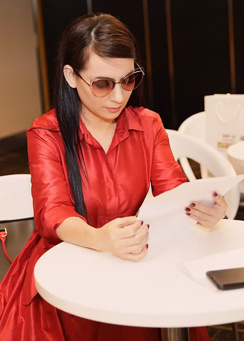 Dù luôn tất bật với những show lưu diễn nhưng Phi Nhung vẫn dành rất nhiều thời gian cho công việc từ thiện. Cô cũng nhận nuôi tới 19 đứa con.