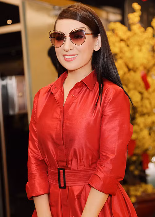 Ở tuổi 44, Phi Nhung vẫn giữ được nhan sắc trẻ trung. Ngoài ra, gần đây, giọng ca nổi tiếng dòng nhạc dân ca còn “lột xác” về phong cách thời trang.