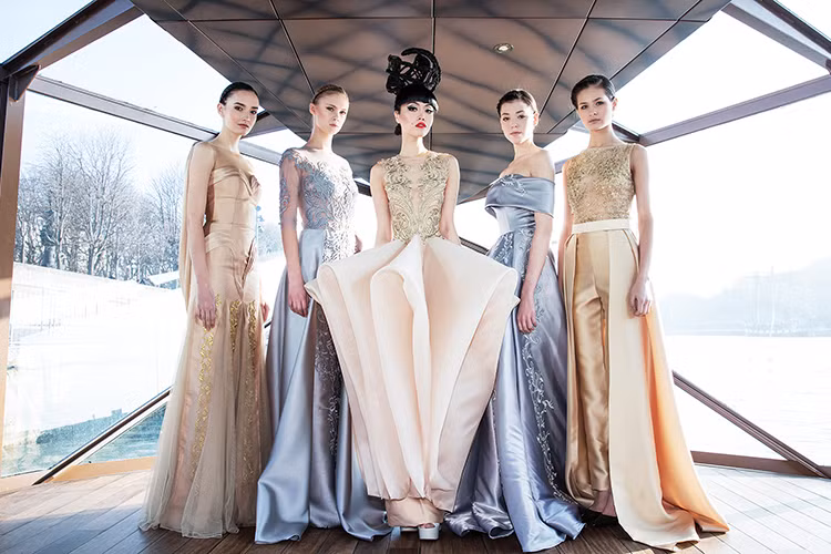 Người mẫu Jessica Minh Anh sinh ra ở Việt Nam, lớn lên tại Nga và hiện tại đang định cư tại Pháp. Cô từng học ngành công nghệ thông tin ở Malaysia và ngành PR ở Vương quốc Anh.