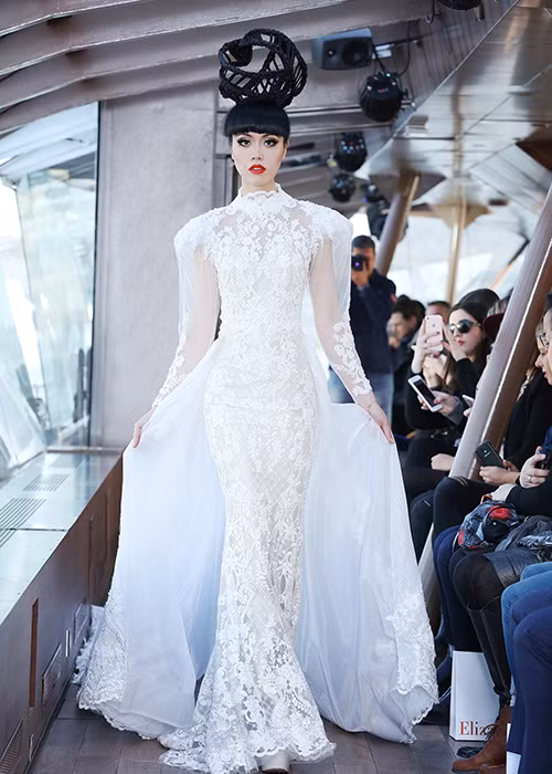 Mới đây, siêu mẫu Jessica Minh Anh đã tổ chức J Winter Fashion Show 2017. Mở màn chương trình, cô xuất hiện trong bộ váy ren trắng được lấy cảm hứng từ vẻ đẹp của công nương Diana.