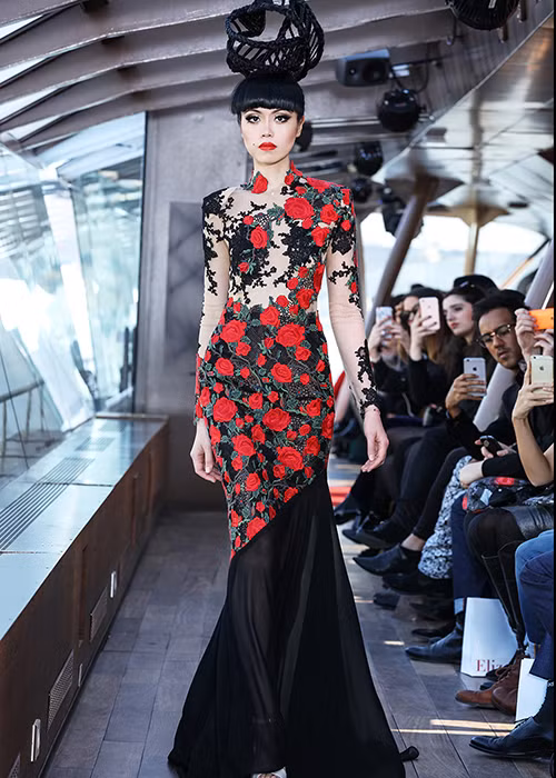 Sau nhiều thành công ấn tượng khác như show diễn tại tháp Eiffel và hẻm núi Grand Canyon, Jessica Minh Anh tiếp tục thể hiện tài năng của mình trên dòng sông Sein, Paris, Pháp.