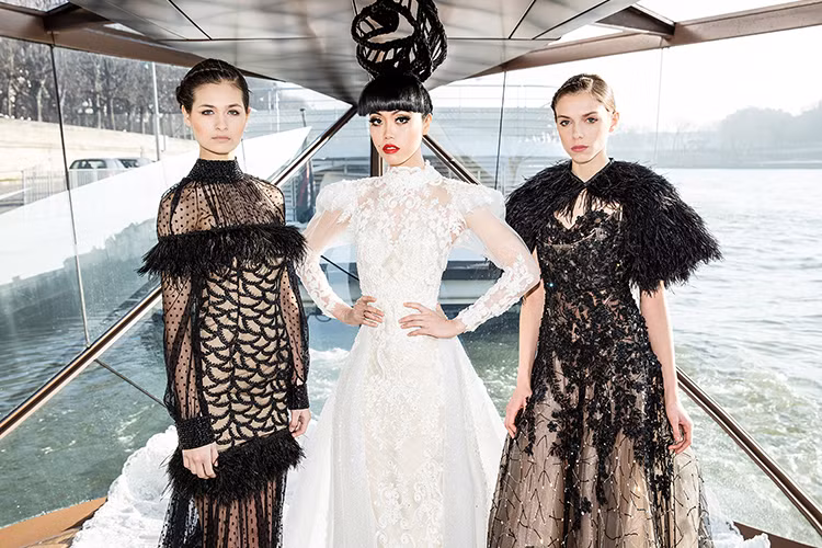 Ngoài sản xuất những show thời trang biểu tượng, Jessica Minh Anh còn là khách mời ngồi ghế hàng đầu tại các tuần lễ thời Paris và New York.