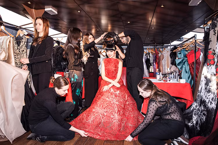 Trước giờ lên sân khấu J Winter Fashion Show 2017, cô được trang điểm và làm tóc bởi một đội ngũ chuyên nghiệp.