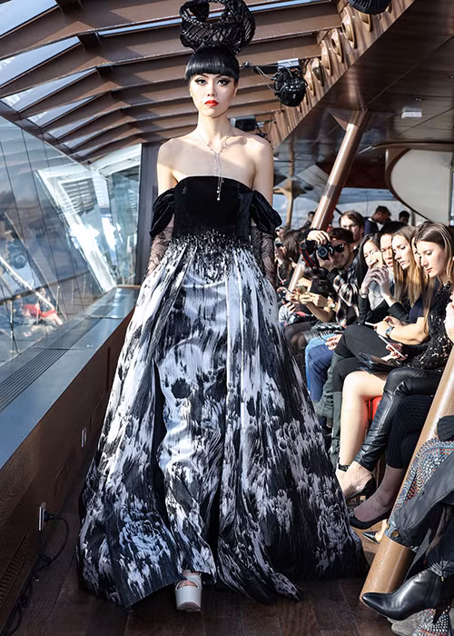 Với show diễn mới nhất, cô đã biến một con tàu kính trở thành sàn diễn nổi dài 100 mét trên dòng sông Sein.