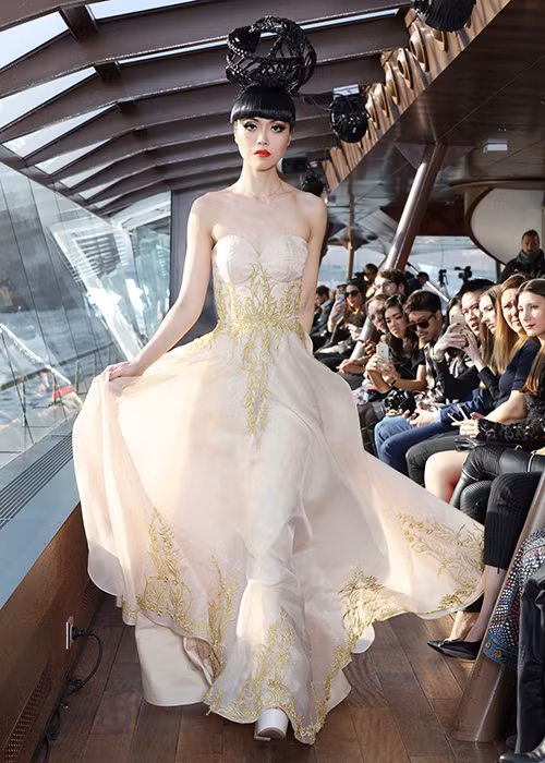 Chương trình của nữ siêu mẫu đã giới thiệu đến giới mộ điệu 5 bộ sưu tập thuộc dòng thời trang haute couture cao cấp từ 3 châu lục.