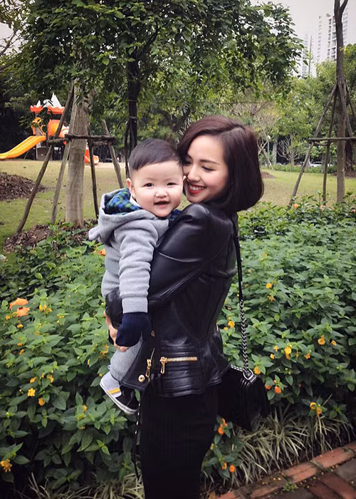 Bé Chí An sở hữu vẻ ngoài bụ bẫm, dễ thương, đặc biệt lúc nào cũng tươi cười khiến nhiều người thích thú. (Ảnh: FBNV)