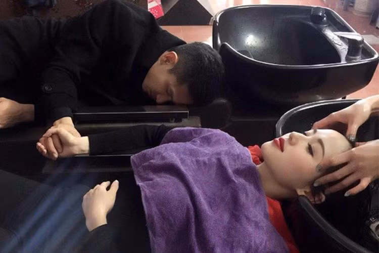 Tháng 6/2016, khoảnh khắc doanh nhân trẻ Ngọc Thành nằm bên cạnh vợ trong lúc đợi cô gội đầu khiến nhiều người phải ghen tỵ. Tuy nhiên, cũng có ý kiến vợ chồng cô diễn sâu. (Ảnh: Dân Việt)