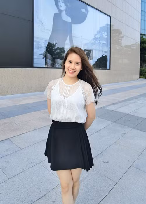 Sau khi tốt nghiệp cấp 3, Ngọc Hương theo học tại Trung tâm huấn luyện bay thuộc Tổng công ty Hàng không Việt Nam ở Sài Gòn. (Ảnh: FBNV)