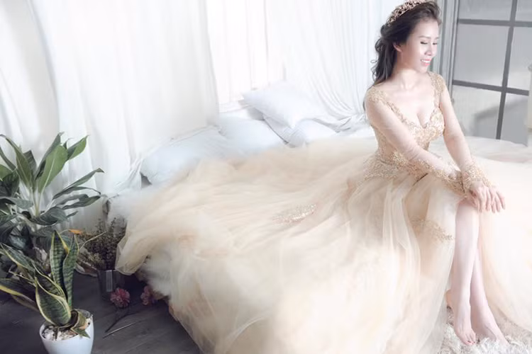 Ngọc Hương tự tin diện váy cưới gợi cảm trong bộ ảnh cưới với nam MC sinh năm 1983. (Ảnh: FBNV)