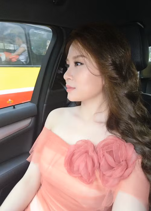 Được biết, một nửa của MC Thành Trung xuất thân trong một gia đình khá giả tại Hà Nội. (Ảnh: FBNV)