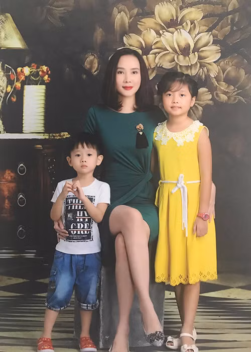 Sau 2 lần kết hôn, Dương Yến Ngọc có một cậu con trai và một cô con gái. Cả hai nhóc tì của nữ người mẫu đều sống với hai người chồng cũ của cô. Để vơi đi nỗi nhớ con, Dương Yến Ngọc lại tập trung hết sức vào công việc. (Ảnh: FBNV)