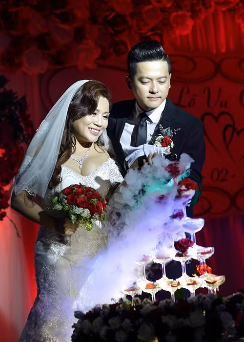 Hoàng Anh - Quỳnh Như hạnh phúc rót rượu mừng. Trước đám cưới, nhiều người chê nhan sắc của cô dâu không tương xứng với chú rể. Về phía nam diễn viên, anh không ngần ngại lên tiếng bênh vực vợ và cho rằng tình yêu chân thật mới quan trọng. (Ảnh: Zing)